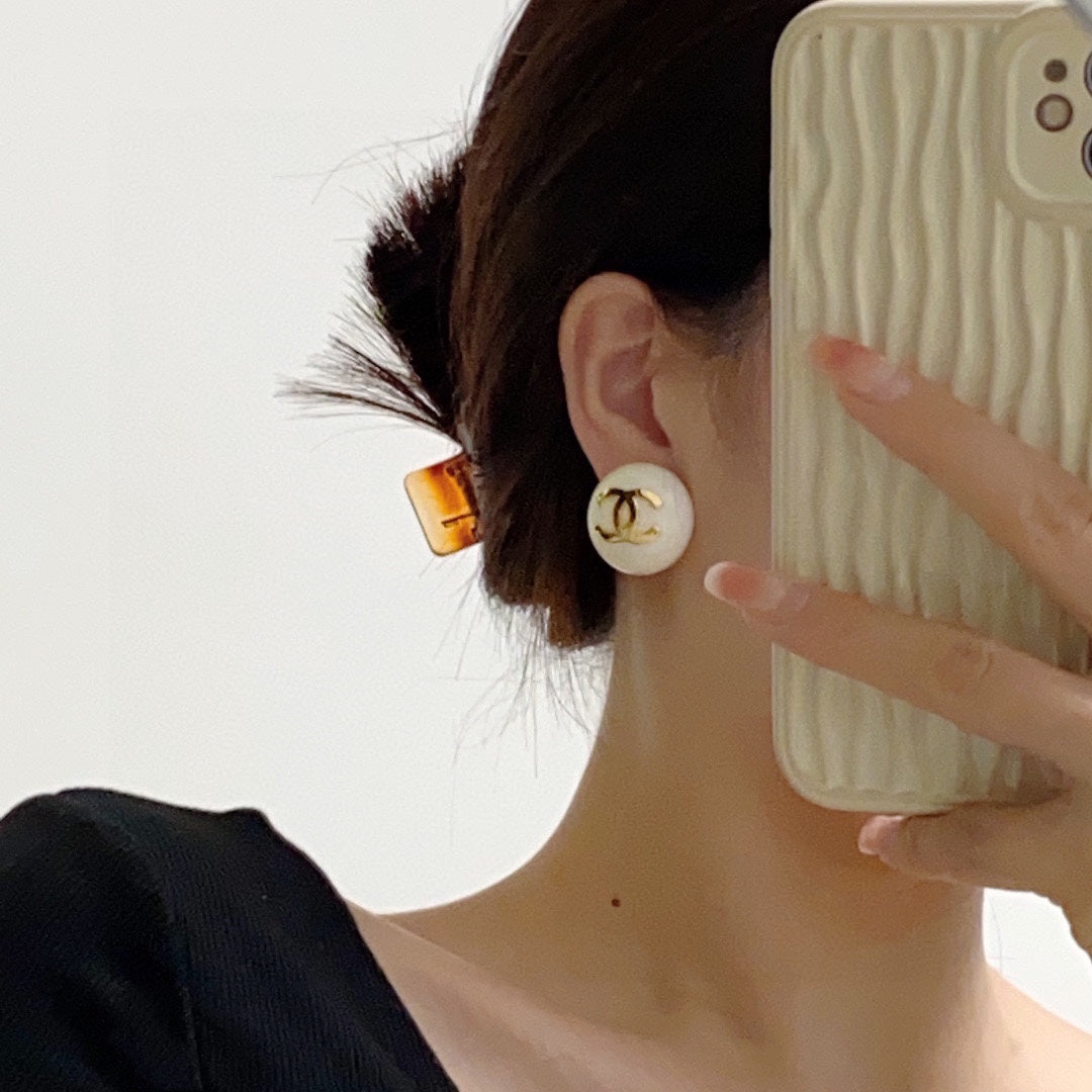 18K  Chanel Pearl Round Earrings