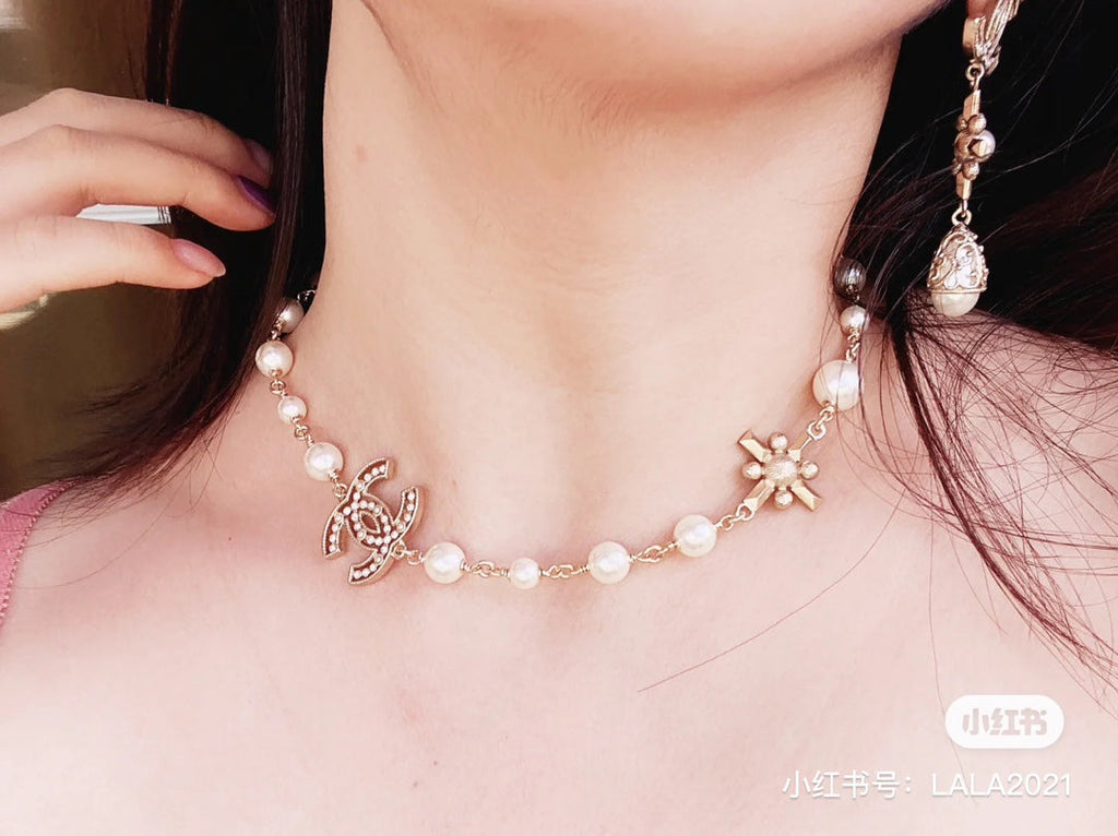 18K  Chanel Flower Pearls Necklace