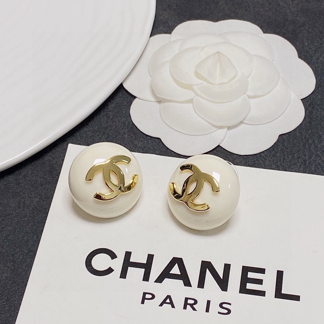 18K  Chanel Pearl Round Earrings