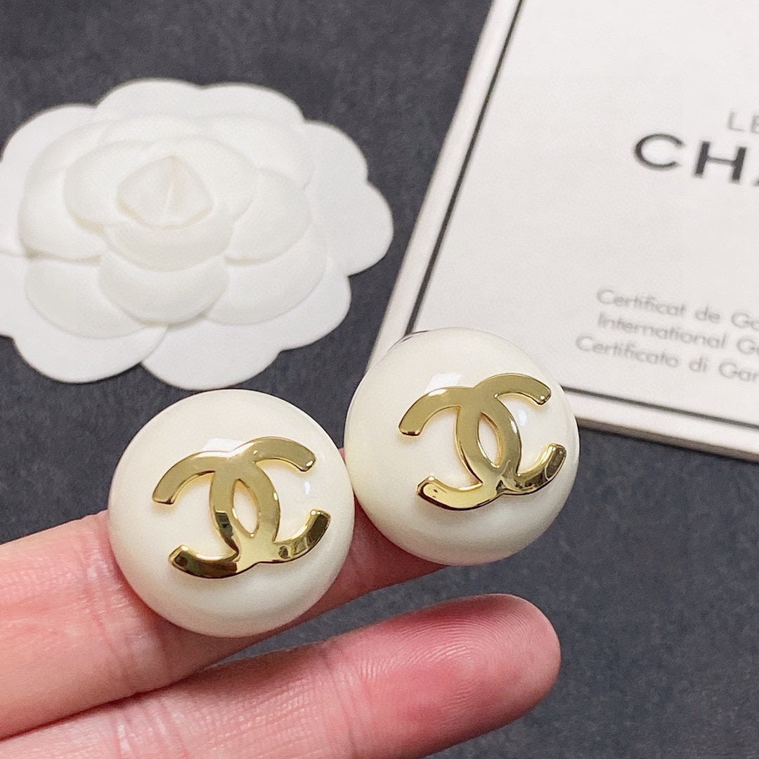 18K  Chanel Pearl Round Earrings