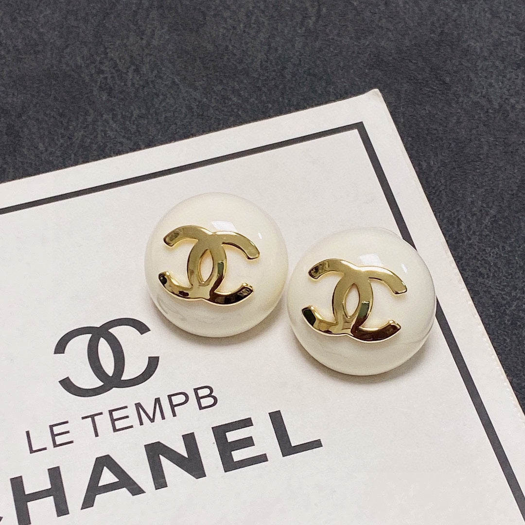 18K  Chanel Pearl Round Earrings